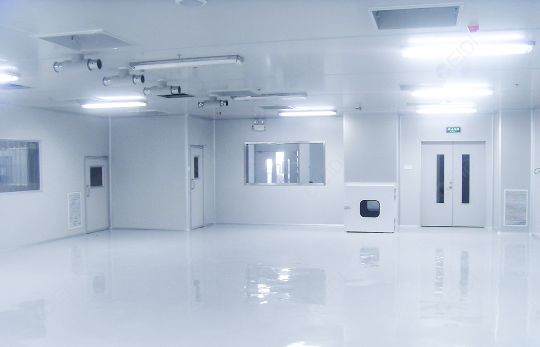 藥品體系中，片劑藥品和膠囊藥品室固體藥劑的終端體現方式。我們熟悉的常用的各種緩釋片、腸溶片、鈣片等都常以片劑形式出現。這些藥物就會在固體制劑的片劑生產車間內完成研發壓制成片。其生產車間應按照新版GMP規范進行裝修設計。尤其是片劑藥品生產會涉及潔凈區域，所以與專業做凈化工程設計及裝修的公司進行相關合作會更有保障。潔凈區的安全設計會對藥品質量、產品備案等重要環節產生重大的影響。不合理的設計會對整個生產管理造成困難，甚至留下安全隱患。   片劑生產車間及重點潔凈區設計經驗 | CEIDI西遞 根據我國新版GMP，片劑劑型所要求的生產潔凈級別為D級，車間設計的法規依據是新版GMP及其附錄、《醫藥工業潔凈廠房設計規范》和國家關于建筑、消防、環保、能源等方面的規范。GMP要求車間的平面布局遵循以下特點：平面布局合理、嚴格劃分區域、防止交叉污染、方便操作生產。 片劑生產車間在藥品功能上區分是分為混配成型加工區、輔助功能區、衛生與安全區。在凈化工程上常規會按照是否涉及潔凈區域來區分，也就是分為潔凈區，輔助區，一般生產區三個部分。   片劑車間設計要點： ①人流物流：出入口分開，生產流程順暢無迂回，物流走向成反L型。 常規整個車間主要出入口分三處，一處是人流出入口：即人員由門廳經過更衣進入車間，再經過洗手、更潔浄衣風淋室進入潔凈生產區;一處是原輔料入口，即原輔料經過脫外包由傳遞窗送入;另一處為成品出口。 ②設備：相同工序可使用同一設備（注重清潔驗證和人員管理），以提高設備使用率；按照生產量大小排布設備，減少設備閑置率。 ③功能間：原材料倉庫、稱量室、貯料室、內包材室、粉碎壓片室、烘房生產室、外包室、成品倉庫等功能間排布符合工藝流程的要求，規劃的大小綜合考慮生產量和設備等情況設置。 ④潔凈區：一般生產區與潔凈區分開，且潔凈要求高的工段區域，如片劑壓片都靠近空調凈化系統；產生粉塵的生產崗位如粉碎篩分、制粒燥、整粒總混、壓片等需要設置前室及除塵間。產熱較大的設備如烘箱、沸騰燥器、包衣機均需設有機械室將輔助裝置隔離，以改善潔區環境。 ⑤成本：從提高設備使用率和減少潔凈區面積兩方面降低成本，滿足企業的要求。 ⑥質量控制：人物流分開，減少物料混淆污染，使得生產車間整體上更符合GMP要求，更能保證藥品的質量。 綜上，我們在設計符合GMP要求的廠房和設施時，都應該綜合考慮企業自身情況、GMP以及其他的法律法規要求，而不是照搬照抄，這樣才能夠真正設計出既達到GMP，又符合企業期望的方案。當然，專業的設計團隊的實操經驗豐富，在結合每個項目實際情況后出具的方案會更穩妥。